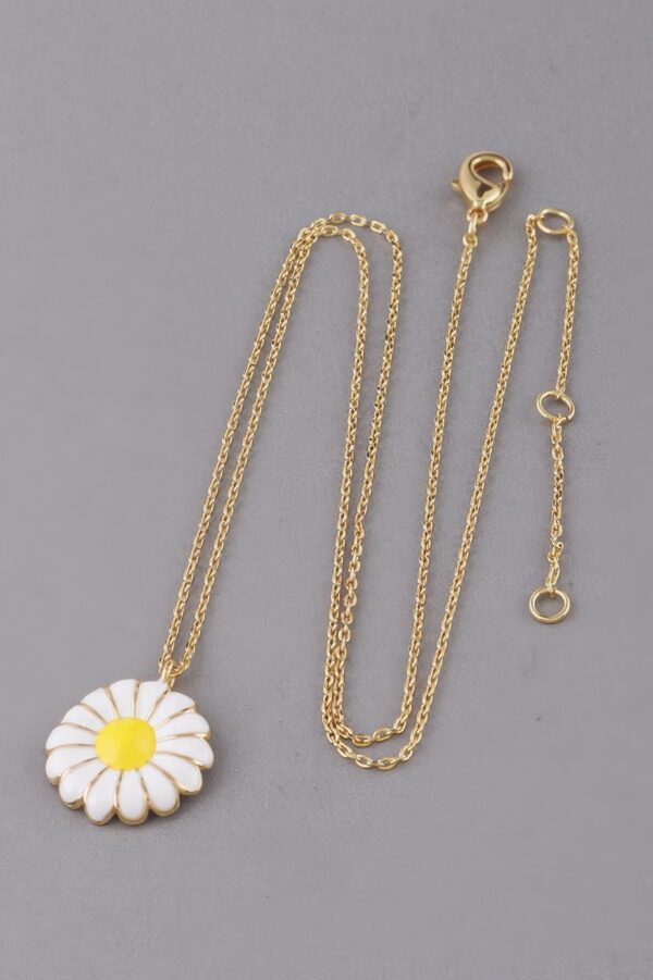 Daisy Flower Necklace – Delicate Floral Charm