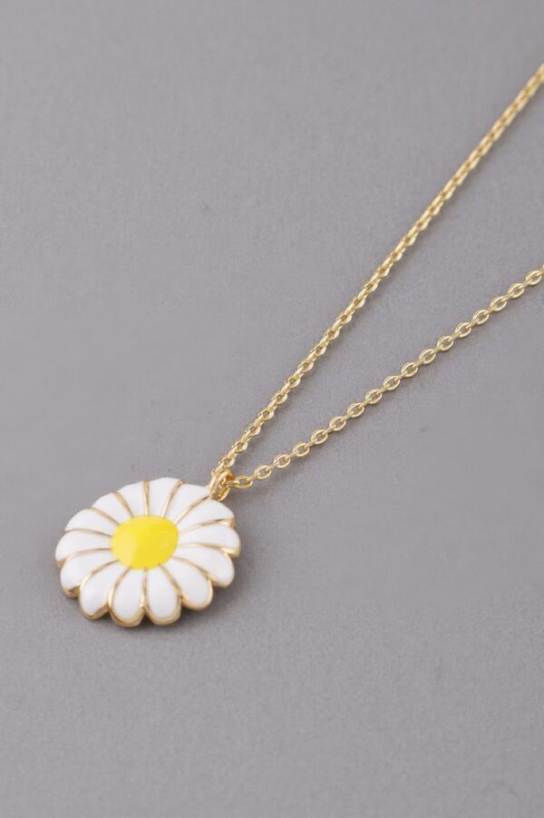 Daisy Flower Necklace – Delicate Floral Charm