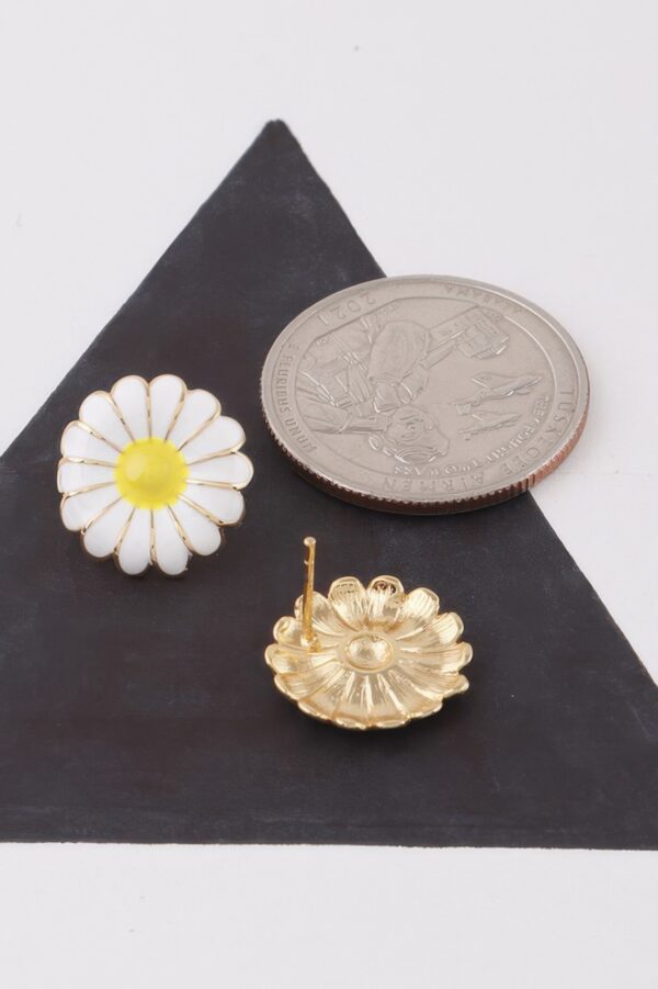 Daisy Stud Earrings – Petite Floral Motif, 0.6 in