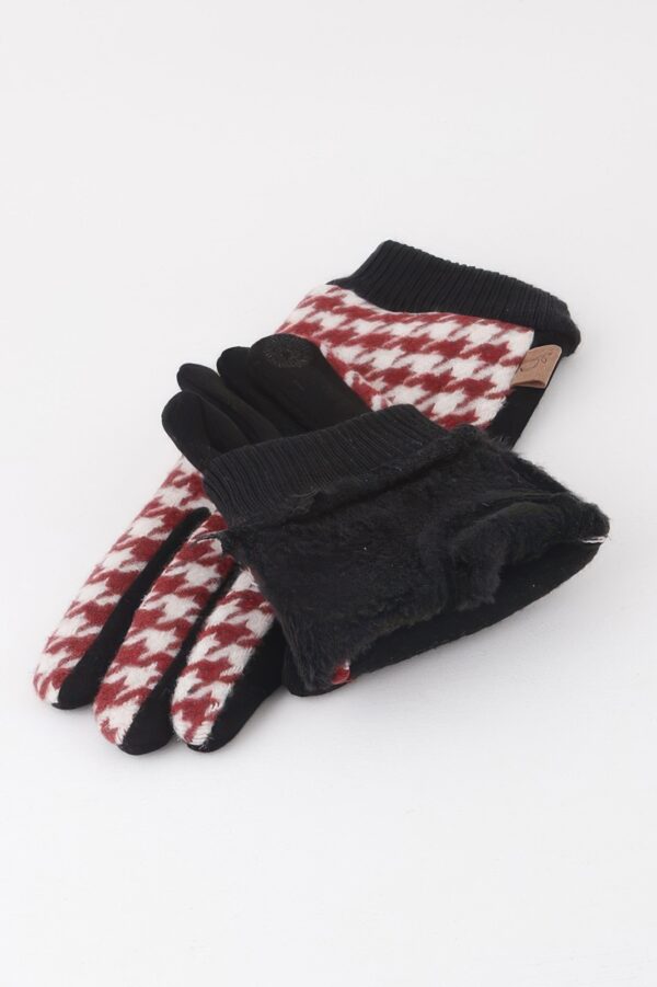 Houndstooth Pattern Gloves – Classic Winter Pair