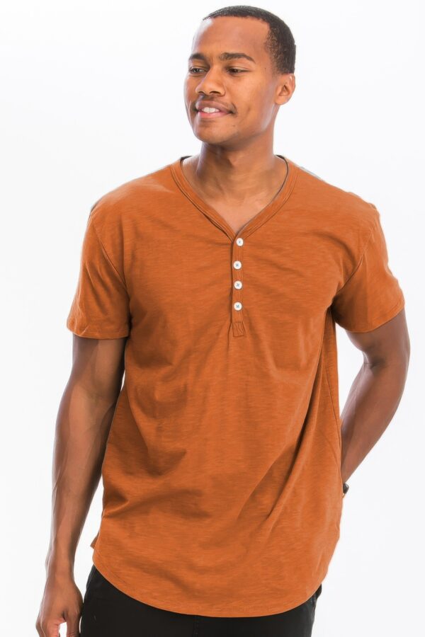 Men’s Short Sleeve Henley – 4-Button Scallop Hem