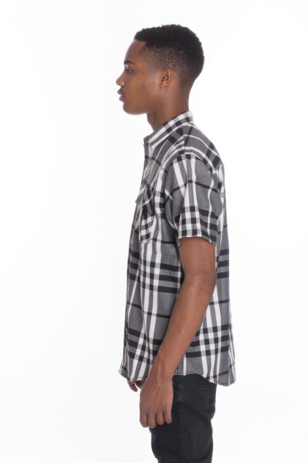 Men’s Short-Sleeve Checker Shirt with Buttoned Chest Pockets