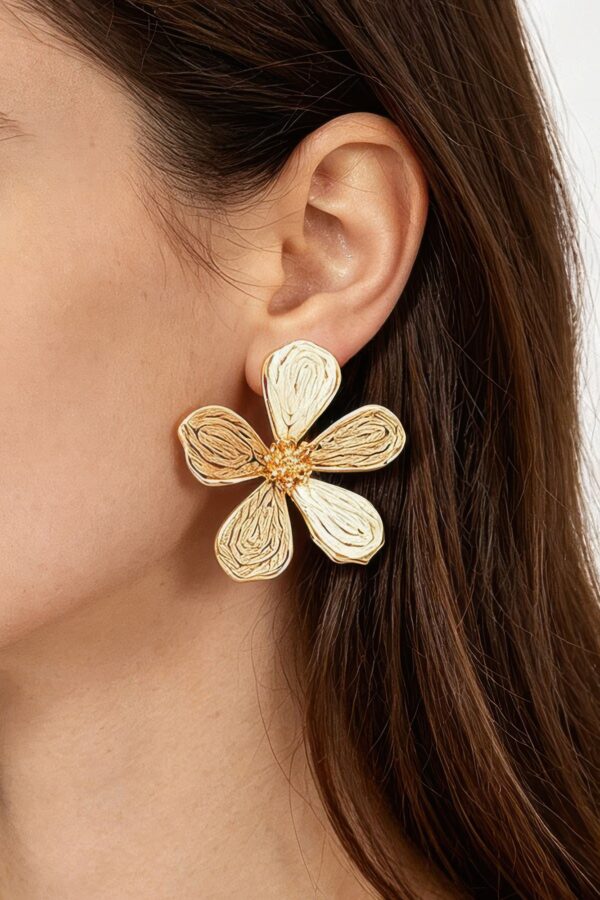 Two-Tone Raffia Daisy Stud Earrings - Woven Floral Accent