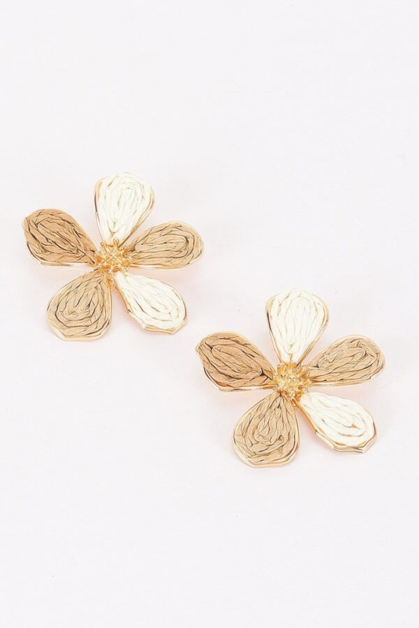 Two-Tone Raffia Daisy Stud Earrings - Woven Floral Accent