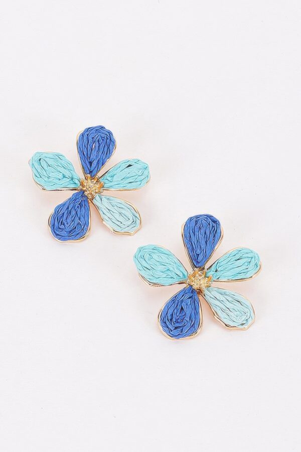 Two-Tone Raffia Daisy Stud Earrings - Woven Floral Accent